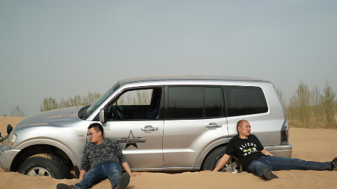 兄弟俩8万块买台二手越野车 开到沙漠后…